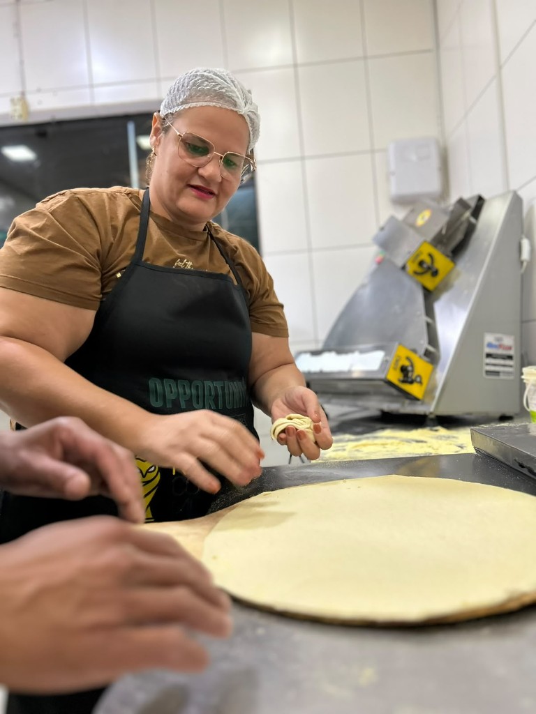 Aluna da Escola da Pizza trabalha a massa na cozinha da Opportunità