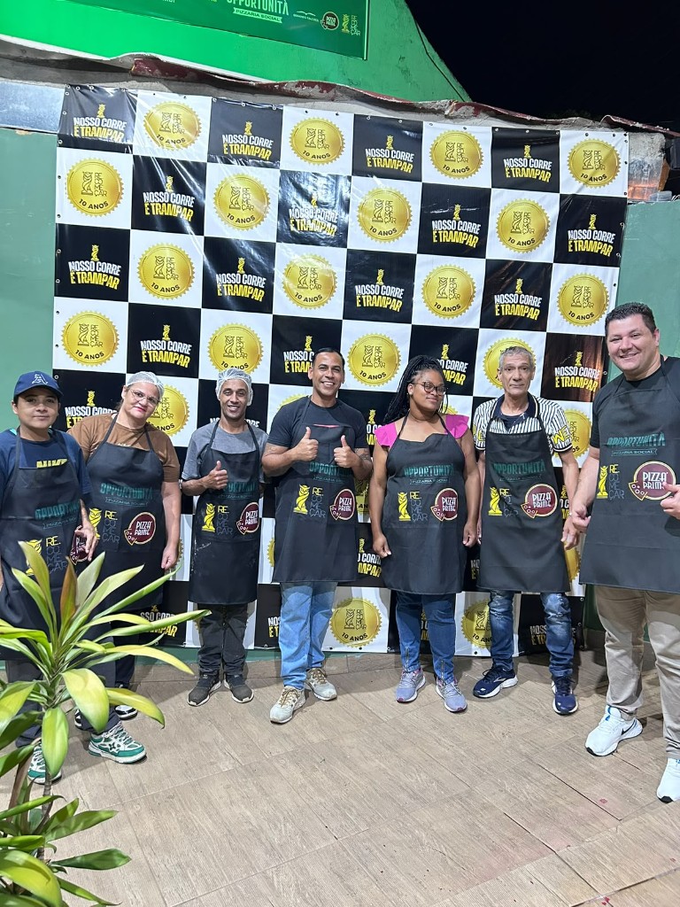 Turma da Escola da Pizza com aventais da Opportunità, Instituto Recomeçar e Pizza Prime