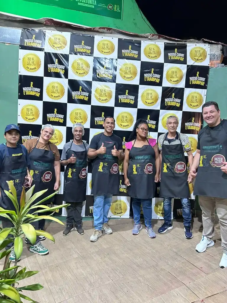 Turma da Escola da Pizza com aventais da Opportunità, Instituto Recomeçar e Pizza Prime